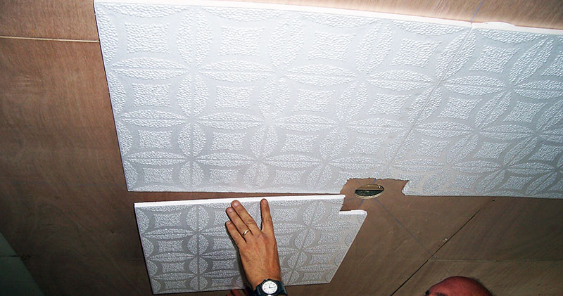 Особенности декорации потолка пенопластовой плиткой